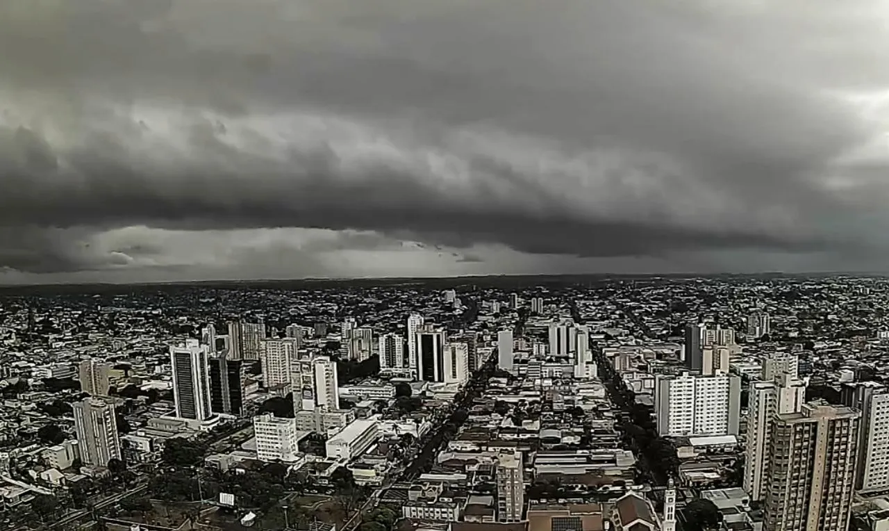 A imagem mostra o avan&ccedil;o de chuva em Campo Grande 